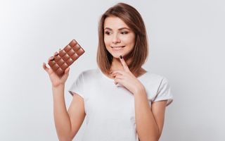 Studiu: Ciocolata le ajută pe femeile la menopauză să nu se îngrașe. Când trebuie consumată