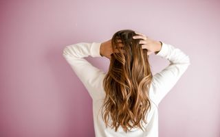 Cum afectează părul utilizarea frecventă a unei plăci de păr?