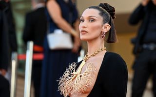 Bella Hadid a atras toate privirile la Cannes: Modelul și-a acoperit sânii cu un colier în formă de bronhii