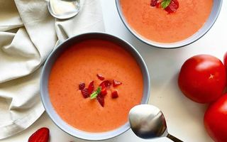 Supă gazpacho cu mentă și căpșune, o rețetă răcoritoare de vară