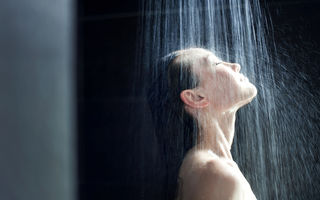 De ce nu este bine să te speli pe față când faci duș. 5 efecte negative