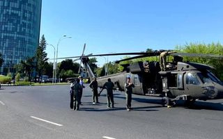 VIDEO. Un elicopter militar american a aterizat forțat în Piața Charles de Gaulle din București