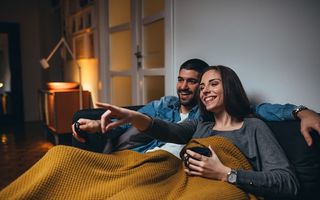 Secretul fericirii e acasă: cum îți poate salva relația privitul la TV împreună cu partenerul de viață
