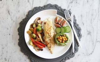 File de pește cu legume la tavă, rețetă fără gluten și cu doză dublă de omega-3