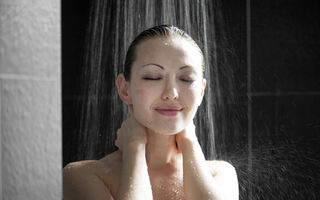 De ce e mai bine să faci duș seara. 6 motive