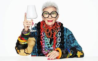 A murit Iris Apfel. Cea mai în vârstă fashionistă din lume avea 102 ani și spunea despre ea că e ”cea mai bătrână adolescentă”
