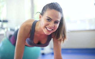 Pilates pentru slăbit: 4 exerciții care te ajută să dai jos kilograme