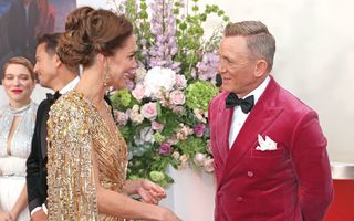 Daniel Craig, fascinat de Kate Middleton la premiera filmului James Bond. Ducesa a strălucit într-o rochie aurie