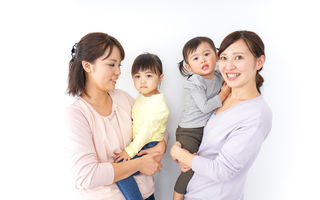 De ce mamele japoneze renunță la cărucioare și preferă să-și plimbe copiii în brațe? 5 motive