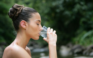 Să bei mai multă apă chiar te ajută să slăbești? Ce spun nutriționiștii