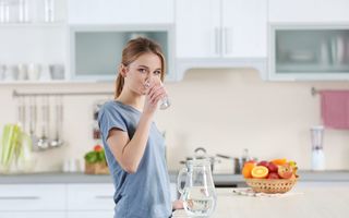 Hidratează-te corect: Trucuri care te ajută să bei mai multă apă
