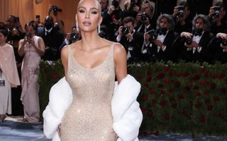 Kim Kardashian a ținut o dietă extremă ca să încapă în rochia purtată de Marilyn Monroe, iar nutriționiștii sunt îngrijorați