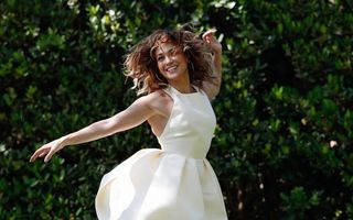 Rochia albă este „uniforma de vară” a celebrităților - 5 alternative accesibile