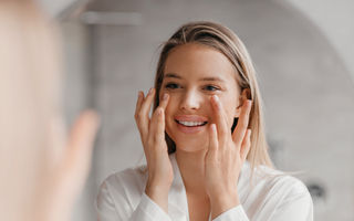 Ce să faci pentru a estompa eficient cearcănele și pungile de sub ochi, potrivit dermatologilor