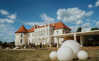 Pentru cele peste 15.000 de PET-uri și doze de aluminiu colectate de participanții la Electric Castle, Lidl România donează 200.000 de lei pentru renovarea castelului Bánffy din Bonțida