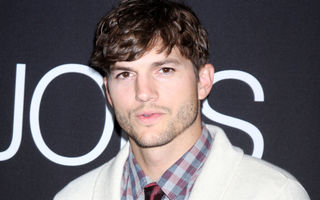 Ashton Kutcher spune că „e norocos să fie în viață” după lupta cu o boală rară autoimună