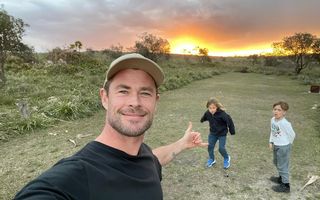 Starul din Thor, Chris Hemsworth, și-a dus băieții în vacanță cu cortul - FOTO