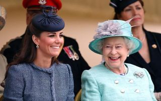 Cum urmează Kate Middleton modelul Reginei Elisabeta a II-a: Ducesa va fi o regină adorată