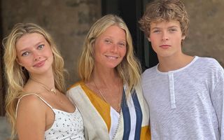 Gwyneth Paltrow radiază de fericire alături de cei doi copii ai săi. Apple și Moses sunt aproape adulți