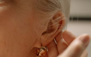 Simți presiune în urechi? Vezi ce o generează și în ce situații se impune controlul medical