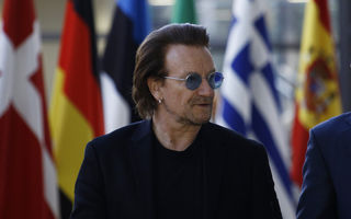La 62 de ani, Bono își lansează autobiografia: “Surrender”, o carte fascinantă, ca și el