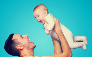 Tații iubitori cresc copii inteligenți. 6 motive pentru care dragostea paternă e atât de importantă