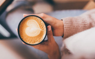 Cafeaua te ajută să trăiești mai mult, dar contează și cantitatea, spun studiile