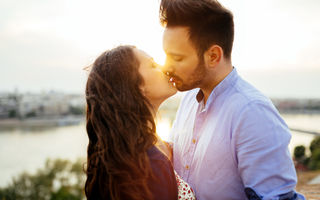 Psihologii explică de ce sărutul este atât de important în relațiile de cuplu