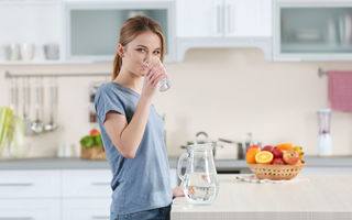 Cum să bei apă corect pentru a scapă de kilogramele în plus