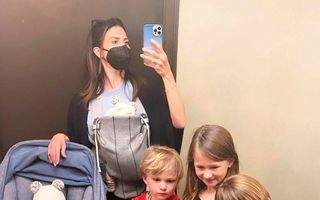 Hilaria Baldwin își scoate bebelușii la plimbare, în timp ce soțul ei, Alec, are un nou proces pe rol: Rudele ucrainene ale lui Hutchins cer despăgubiri