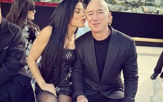 Lauren Sanchez l-a pupat pe Jeff Bezos la show ul Versace. Iată cum s-au cunoscut jurnalista și cel mai bogat om din lume