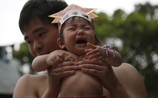 Inedit: În Japonia, festival sumo cu… bebeluși plângând