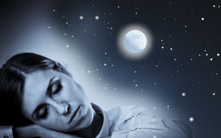 Cum să dormi bine atunci când este Lună Plină: Sfaturi pentru a preveni tulburările de somn în timpul ciclului lunar