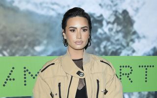 Actrița și cântăreața Demi Lovato, nemulțumită de identitatea de gen: “Trebuie să accesez baia femeilor, deși nu mă identific complet cu ea”