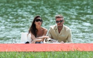 Victoria și David Beckham și-au sărbătorit romantic, în Franța, a-24-a aniversare a nunții lor: “Încă ne ținem de mână!”