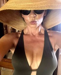 Catherine Zeta Jones, la 53 de ani, arată uimitor în costum de baie