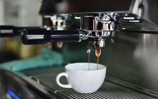 Merită să-ți cumperi un espressor de cafea?