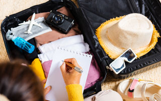 Cum să îți faci bagajul eficient pentru o vacanță fără stres: Sfaturi și trucuri utile