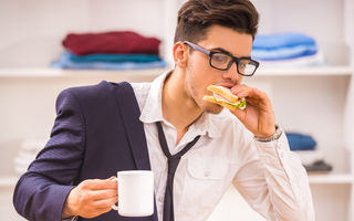 Te îngrași dacă mănânci repede? Adevărul din spatele obiceiului de a mânca pe fugă