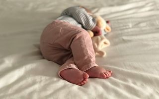 Cum îți pregătești garderoba copilului pentru primăvară? Descoperă 5 articole esențiale pentru sezonul cald!