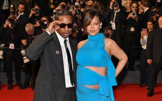 Rihanna, o gravidă cu stil. Vedeta a strălucit într-o rochie albastră la Festivalul de Film de la Cannes