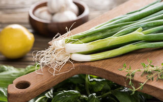 Ceapa verde: alimentul simplu cu beneficii surprinzătoare pentru sănătate