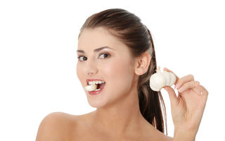 De ce trebuie să mâncăm zilnic usturoi – leacul tăcut care protejează inima, imunitatea și mintea