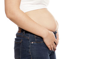 Simți frecvent balonare și disconfort? Ce poate ascunde un abdomen care nu te lasă în pace