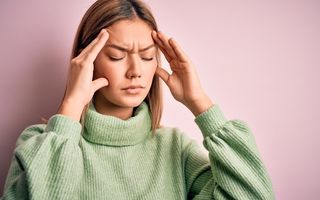 Ai frecvent dureri de cap? Semnalele pe care le trimite corpul tău și pe care nu ar trebui să le ignori