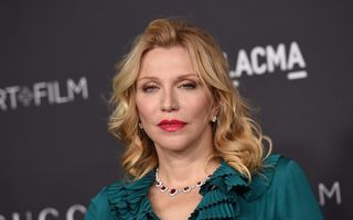 Courtney Love, în vârstă de 60 de ani, dezvăluie că are un „prieten cu beneficii” cu care să-și facă „nebuniile”