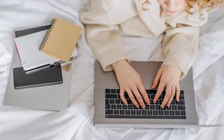 Modalități moderne de relaxare pentru femei ocupate: De la yoga la jocuri online