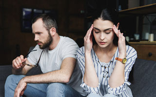 Cum recunoști un bărbat indisponibil emoțional, chiar dacă spune că te iubește