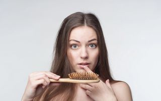 Căderea părului la femei după 30 de ani: cauze hormonale, stres și ce poți face