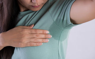 Transpirația excesivă la femei: cauze hormonale, stres sau altceva?